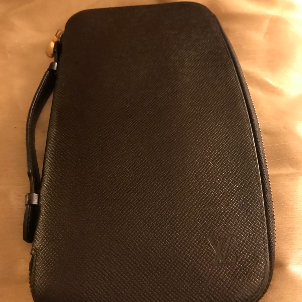 $$SOLD$$ Authentic Louis Vuitton Taiga Organizer